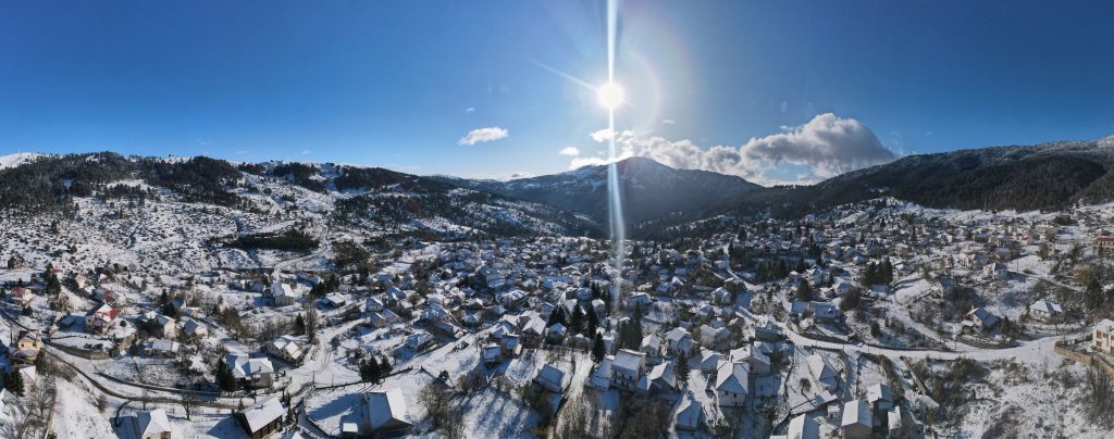 Χιονισμένη Σαμαρίνα απο ψηλά( 26/11/2023 ) – Βιντεο φωτογραφια Γιωργος Ζιαγκας.