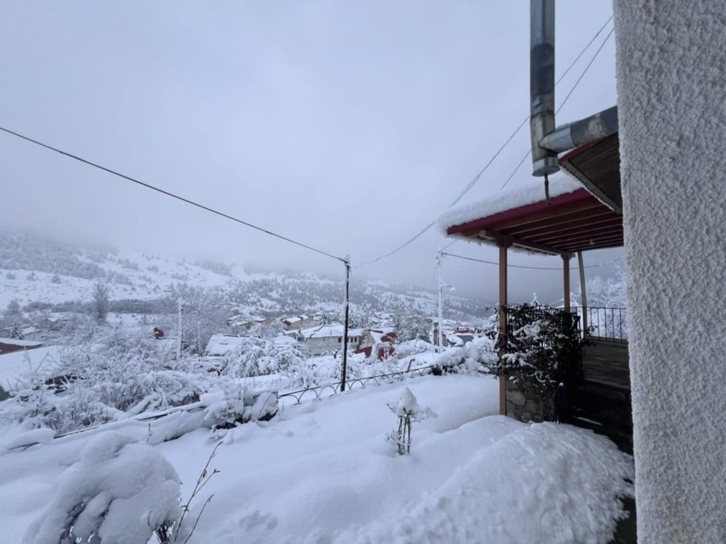 Όμορφες χιονισμένες εικόνες από την Σαμαρίνα 01/12/2024.