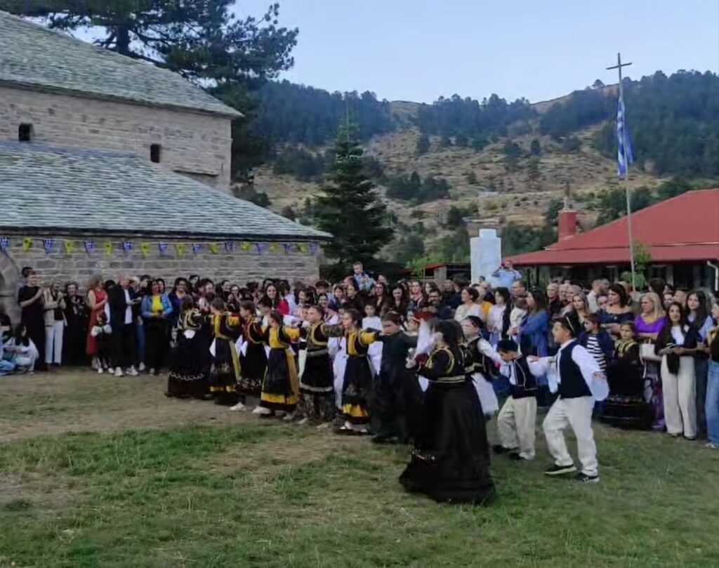 Βίντεο καί φωτογραφίες από την εμφάνιση των χορευτικών τμημάτων.