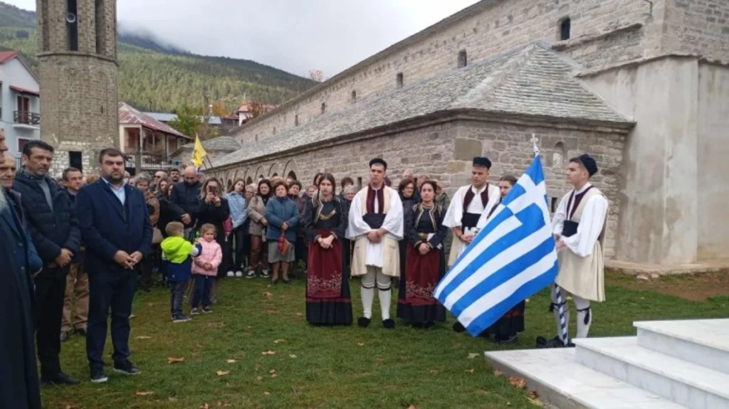 Συγκίνηση στην παρέλαση στη Σαμαρίνα, το υψηλότερο χωριό στην Ελλάδα – Τιμήθηκε η «Γυναίκα της Πίνδου»