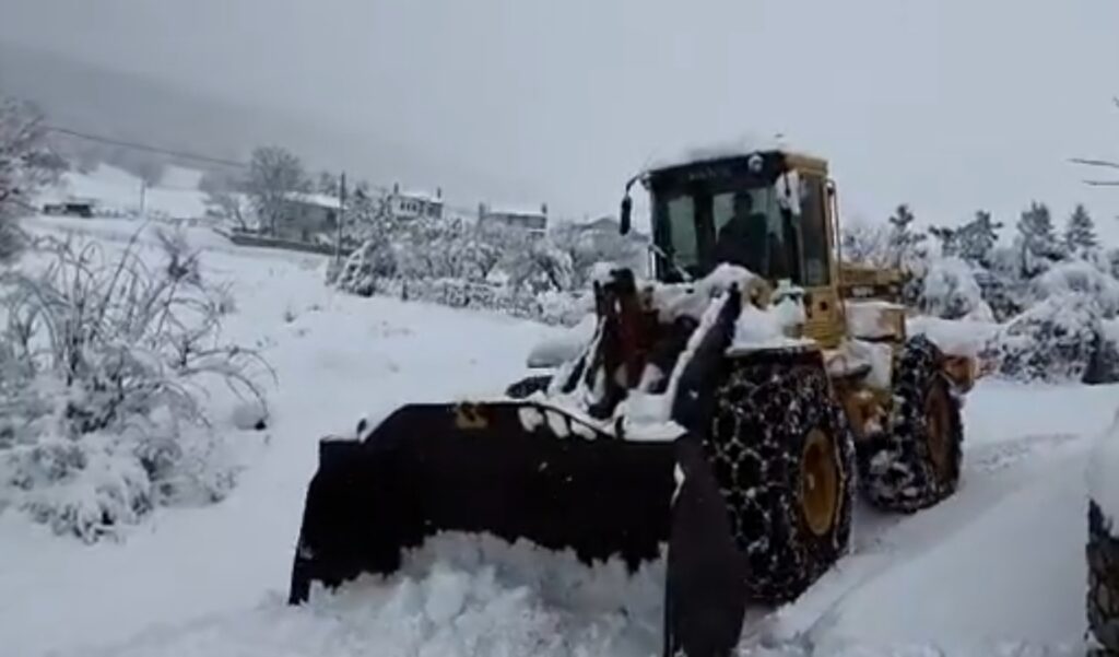 Έντονη χιονόπτωση από χθές το βράδυ στην Σαμάρινα – Αποχιονισμος των δρόμων τού χωριού.