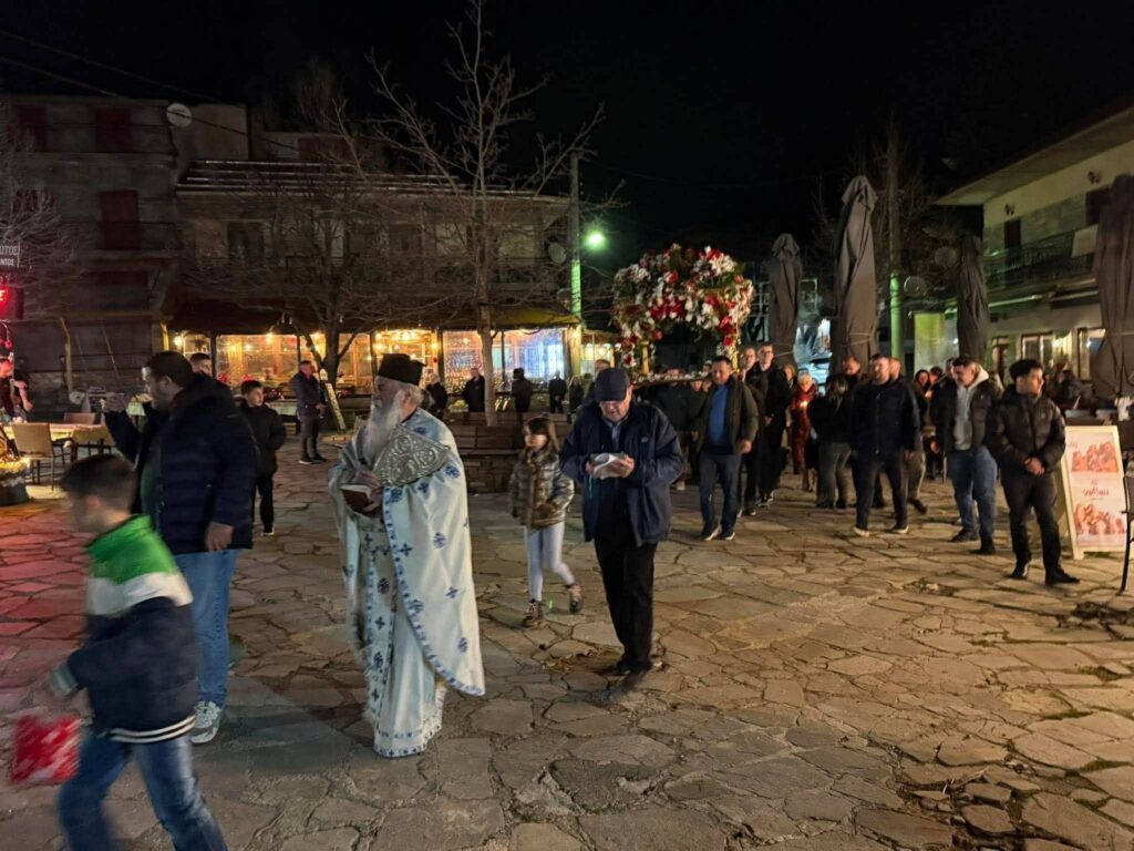 Περιφορά Επιταφίου στην Σαμάρινα.