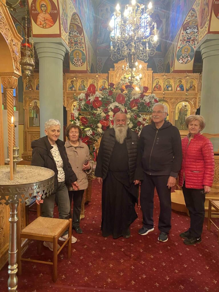 Στολίστηκε ο Επιτάφιος στην Σαμαρίνα.