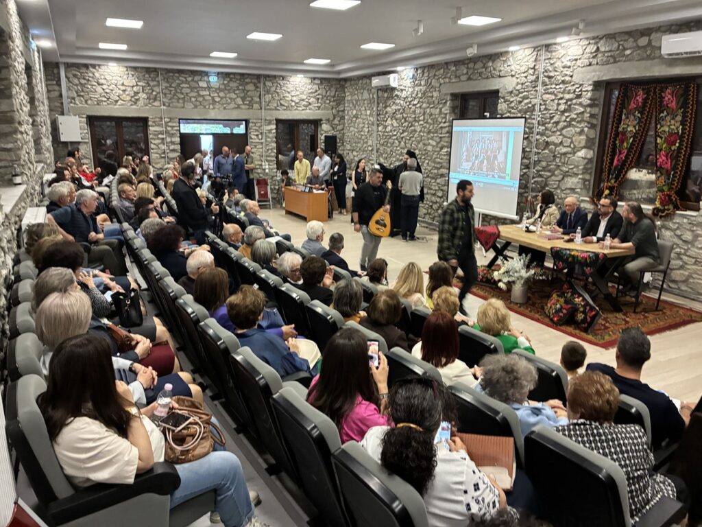 Με βαθιά συγκίνηση και πλήθος κόσμου παρουσιάστηκαν «Τα υφαντά της Σαμαρίνας».