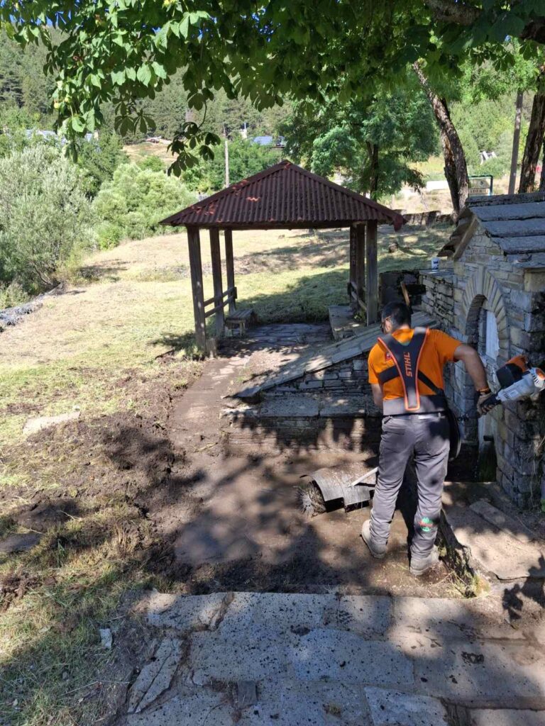 Έγιναν εργασίες καθαρισμού τόσο σε χόρτα και κλαδιά όσο και στις πλάκες και το κιόσκι στην βρύση Παπακύρια.