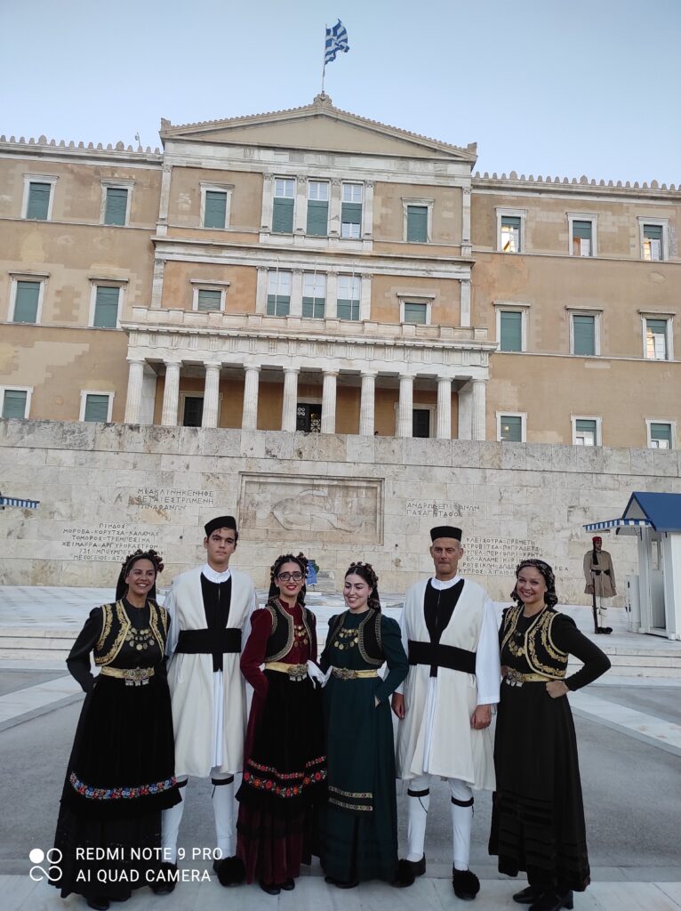 Ένα καταπληκτικό απόγευμα με άρωμα Σαμαρινας στην Αθήνα στην στάση μετρό του Συνάγματος.